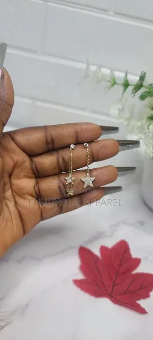 Fashionable Female Gold Earring