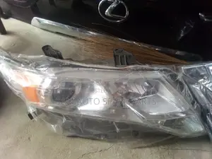 Toyota Venza Headlamp the Two Front 2010 Model