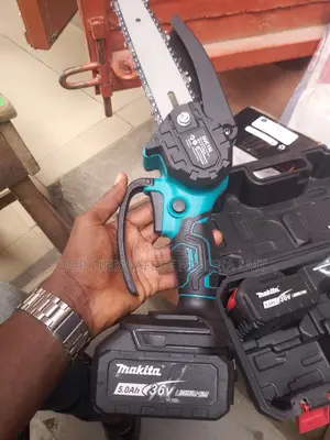 Battery Chainsaw 6inches Makita .
