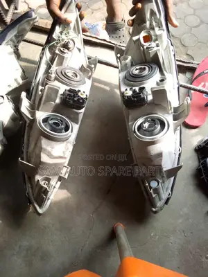 Toyota Camry 05 Headlight the Two Side