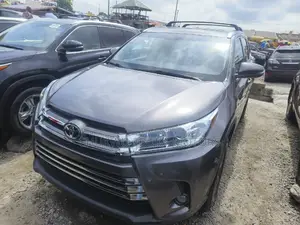 Toyota Highlander XLE 4x4 V6 (3.5L 6cyl 8A) 2017 Gray