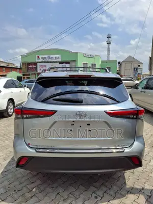 Toyota Highlander XLE 2022 Gray