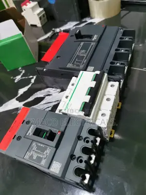 DC / AC McCb/ MCB 4pole / 3pole and 2pole Breakers