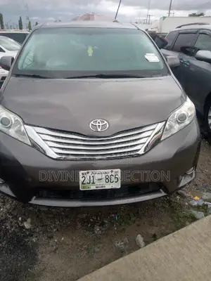 Toyota Sienna XLE Premium 8-Passenger 4dr Minivan (3.5L 6cyl 6A) 2015