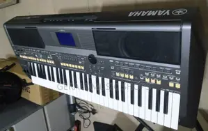 UK Used Yamaha PSR-S670 Keyboard