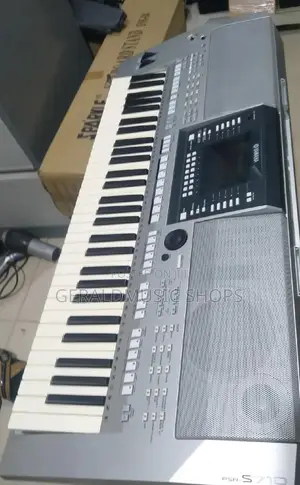UK Used Yamaha PSR-S710 Keyboard