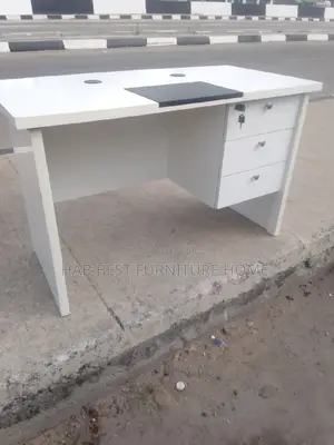 White 4feet Office Table