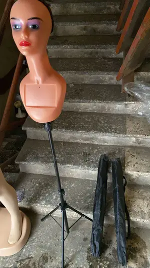 Small Wig Tripod Stand