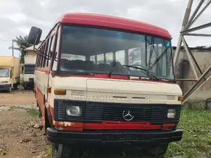 Mercedes-Benz T2 1999 Red
