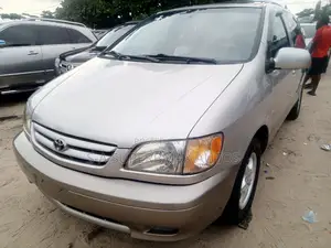 Toyota Sienna XLE 2002 Gold