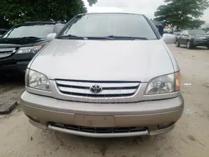 Toyota Sienna XLE 2002 Gold