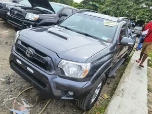 Toyota Tacoma V6 4dr Access Cab 4WD 6.1 ft. SB (4.0L 6cyl 5A) 2015 Gray