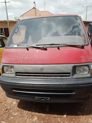 Toyota HiAce 2001 Red