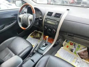 Toyota Corolla LE 4dr Sedan (1.8L 4cyl 4A) 2010 Silver