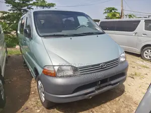 Toyota HiAce 2000 Green