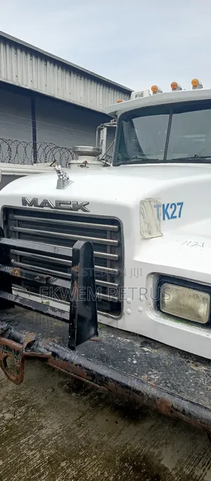 American Used RD Mack 6x4 Trailer Head