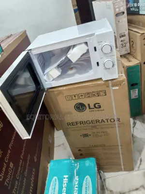 New in Hisense 2olitres Microwave Oven/ 