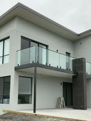 10mm Plain Glass Installed Black Top Rail Spigot Stand