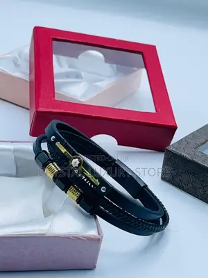 Top Quality Luxury Hand Bracelet Comes With Box