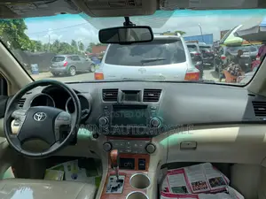 Toyota Highlander Limited 2010 Gold