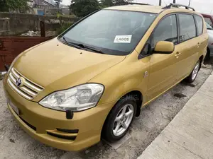 Toyota Avensis Verso 2.0 Petrol 2008 Gold