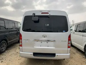 Toyota HiAce 2015 Silver