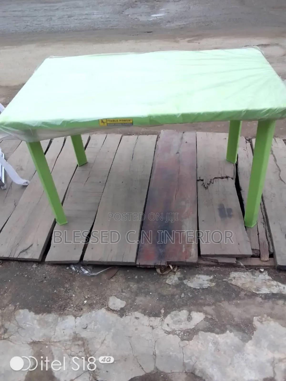 Classic Plastic Table