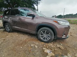Toyota Highlander XLE 4x4 V6 (3.5L 6cyl 8A) 2017 Brown