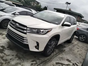 Toyota Highlander XLE 4x2 V6 (3.5L 6cyl 8A) 2017 White