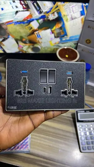 13A Bristol England Universal Socket With USB