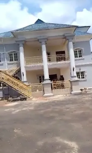 8bdrm Duplex in City Center, Umuahia for sale