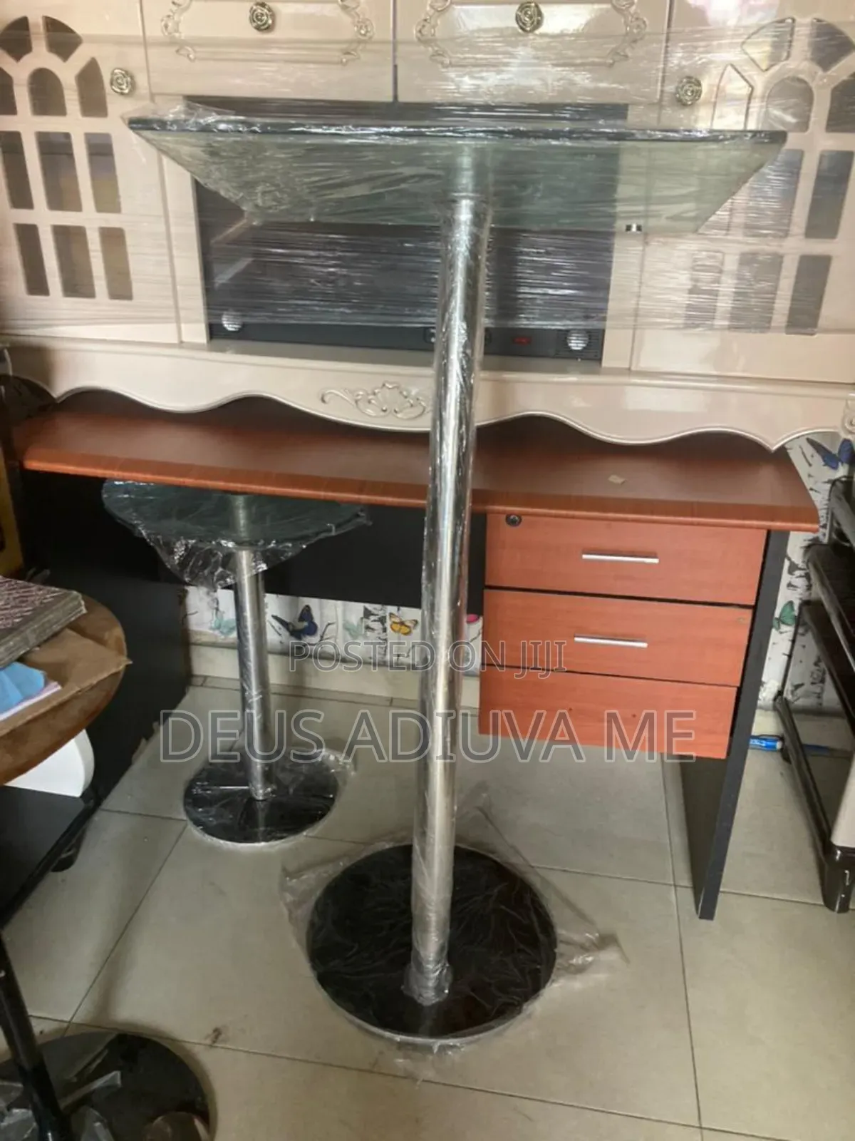 Single Pole Pulpit With Side Stools