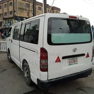Clean Hiace Bus for Charter