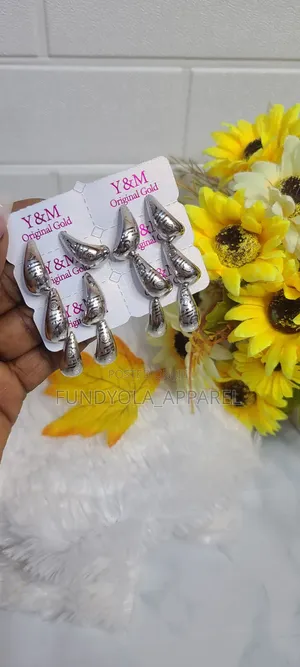 Quality High Fashion Earring Set