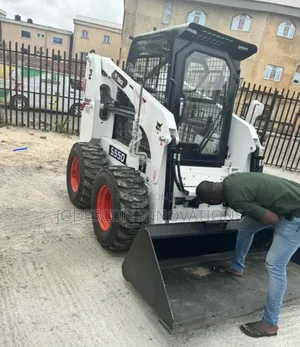 Skid Steer Loader Bobcat S550 With Sweeper