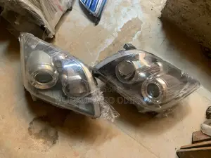 Headlamp Avensis 2005