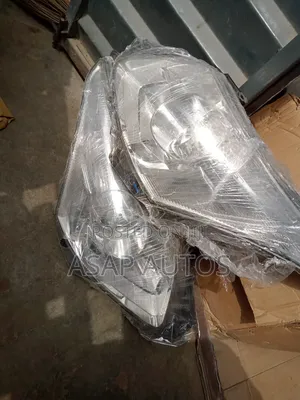Headlamp Toyota Avensis 2010