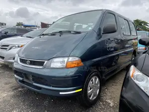 Toyota HiAce 2000 Green