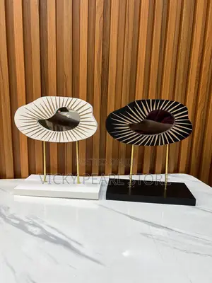 Wiggle Mirror Stand