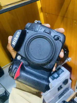 Nikon D7000 With 18-105mm Lens