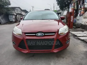 Ford Focus SE Sedan FWD (2.0L 4cyl 5M) 2012 Red