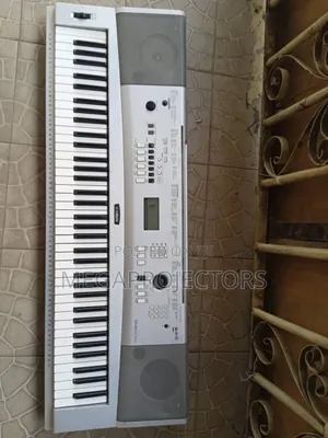 Professional Yamaha Piano DGX-230