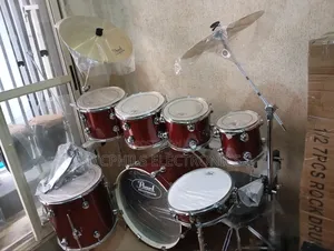 Pearl's Roadshow 7-Piece Rack Professional Drums Set