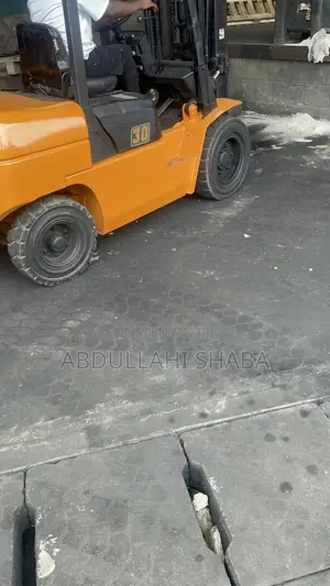 3 Tones Forklift Available for Hire