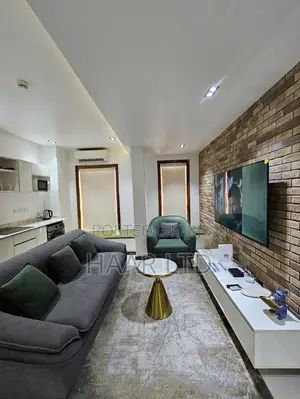 Exquisite One Bedroom Apartment in Admiralty Way With Pool