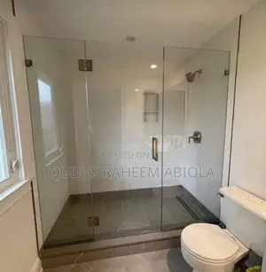 Toilets Sawer Cubicle With 10mm Tampad Glass