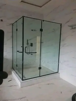 Sawer Cubicle With Black Accessories