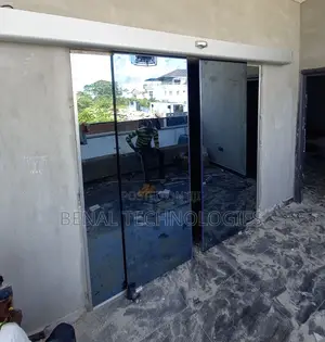 Sensor-sensitive Automatic Sliding Entrance