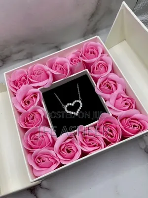 Queen Scented Rose Flower Box With a Neck Piece