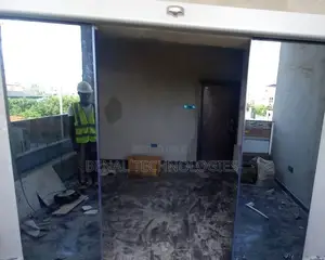 Motion-Reaction Sliding Door